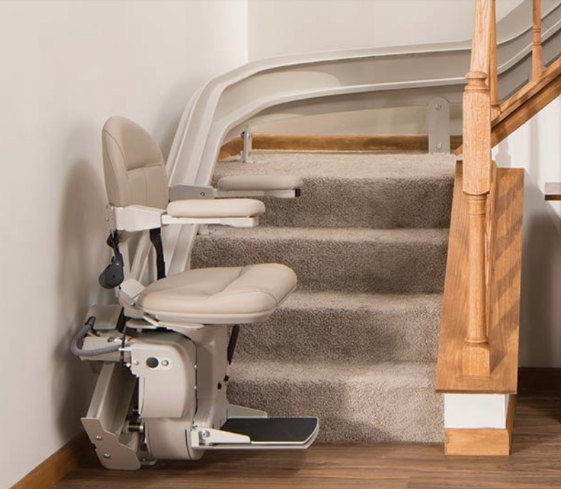 Bruno Elite stairlift with a curved rail turning around an indoor landing
